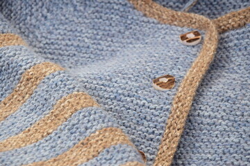 Gestrickte Kinderjacke, handgestrickt, Strickwaren, Strickbild in blau und beige mit Holzknöpfen,...