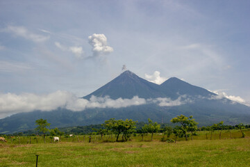 Fototapeta premium Volcán de fuego Guatemala 