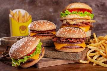 Vários hamburguers juntos