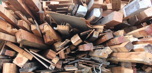 乱雑に積まれた建築廃材