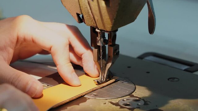 工業用ミシンで革を縫う