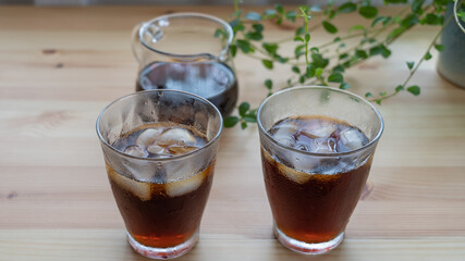 テーブルの上のアイスコーヒー。