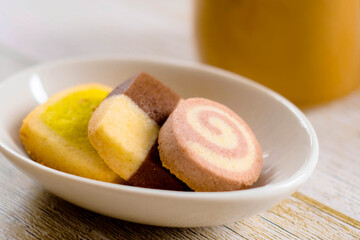 カラフルなクッキーと黄土色のコーヒーカップ