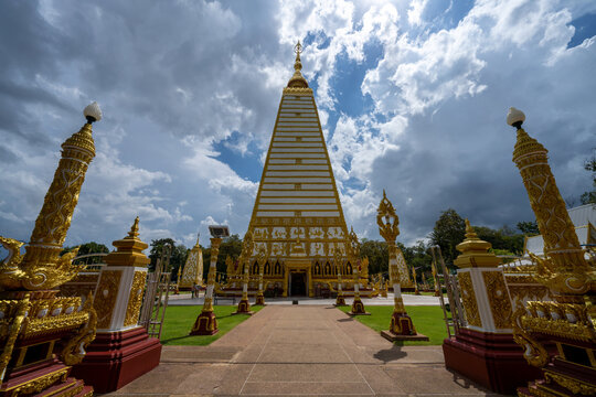 Wat Phra That Nong Bua is a Dhammyuttika temple, one of important temples in Ubon Ratchathani. The highlight of this place is Sri Maha Pho Chedi, in day time