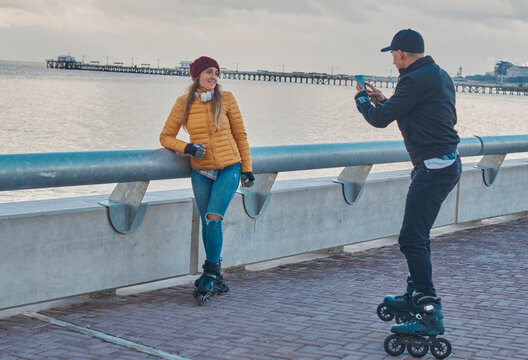 hombre sacando fotos a mujer