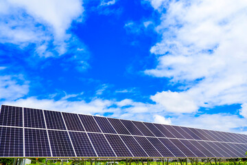 Naklejka premium ソーラーパネルと青空