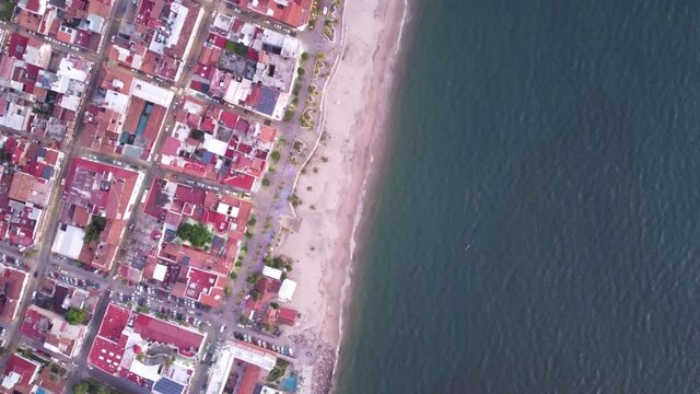 El mar y las casas de un para&iacute;so costero