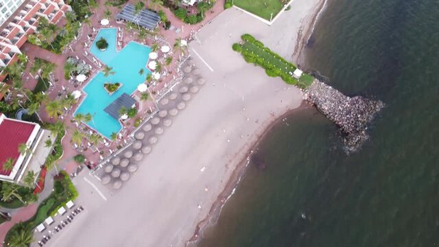 Resort y albercas para nadar y ver el mar
