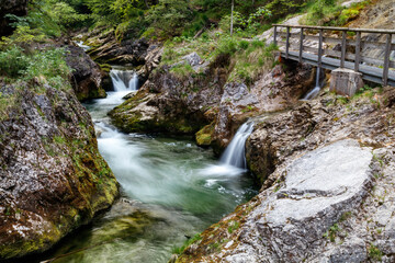Schöner sommerlicher Gebirgsbach, Weissbachschlucht