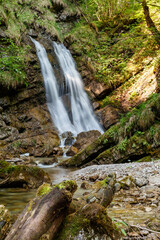 Sommerlicher Gebirgsbach mit Wasserkaskaden, Litzlbach bei Weissbach