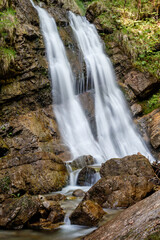 Obraz premium Sommerlicher Gebirgsbach mit Wasserkaskaden, Litzlbach bei Weissbach