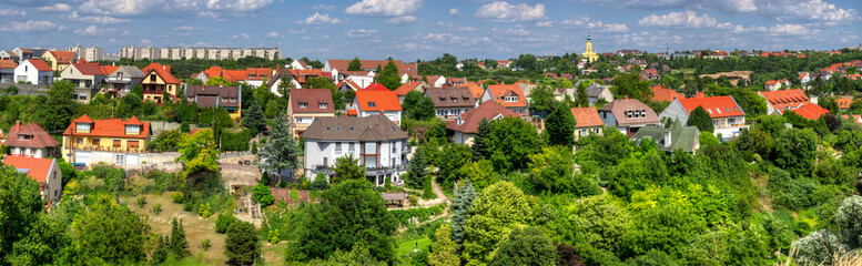 Obraz premium Eine Wohnsiedlung am Stadtrand von Veszprem, einer ungarischen Stadt in der Nähe des Plattensees