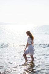 Fototapeta na wymiar young woman admires the beauty of the sea