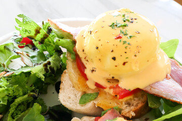 에그베네딕트와 신선한 샐러드 (브런치)