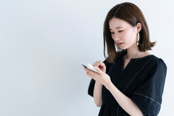 Fototapeta premium 携帯電話を使う女性