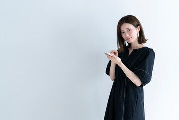Obraz premium 携帯電話を使う女性