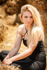 Obraz premium woman posing on dry grass
