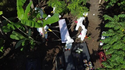 The group of Covid-19 officers in Indonesia is burying the bodies of those who have been confirmed by the corona virus