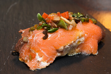 Pintxo de Salmón ahumado relleno de marisco del Hola Bar de Bilbao, Vizcaya, Pais Vasco. ©        M. Cuadro
