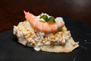 Pintxo de Cócktel de cangrejo y langostino del Hola Bar de Bilbao, Vizcaya, Pais Vasco.