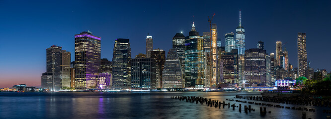 Obraz premium USA downtown skyline at dusk on the East RiveN