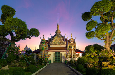 Giants front of the church at Wat Arun