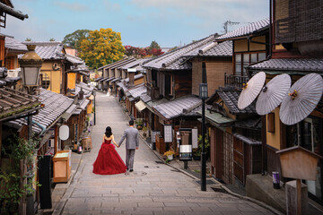 Traveller take a pre wedding photo in Kyoto old town city