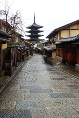 Obraz premium 雨の京都、京都らしい町並みが続く「八坂の塔」こと「法観寺五重塔」界隈