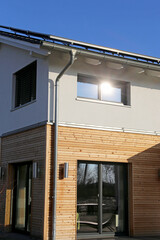 Wohnhausfassade mit Holzpaneelen