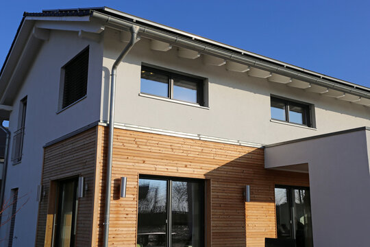 Wohnhausfassade mit Holzpaneelen