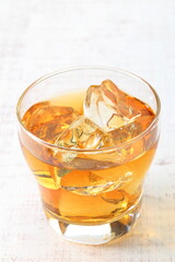 白テーブルのアイスティー