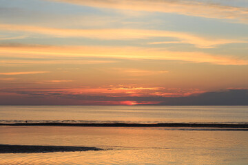Fototapeta na wymiar sunset in the evening on the sea