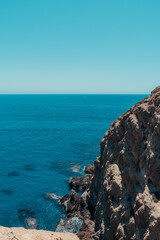 Mar azul en verano con acantilados y rocas. Agua cristalina. Cabo de gata, Almería.