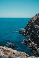 Mar azul en verano con acantilados y rocas. Agua cristalina. Cabo de gata, Almería.