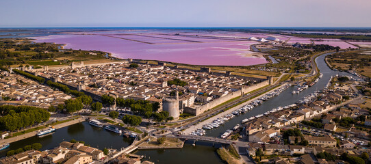 Aigues-Mortes et ses marais salins vus en drone 