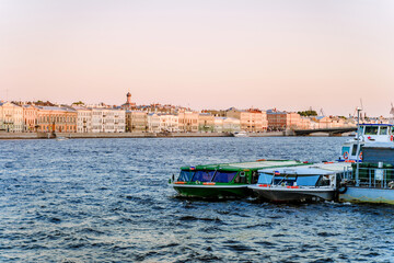 Obraz premium Beautiful embankment in St. Petersburg at sunset with a view of St. Isaac's Cathedral