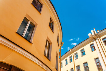 Obraz premium Courtyard in St. Petersburg in summer in sunny weather. A beautiful round yellow building
