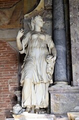 Obraz premium Tomb sculptures in the Monumental Cemetery at the Leaning Tower of Pisa