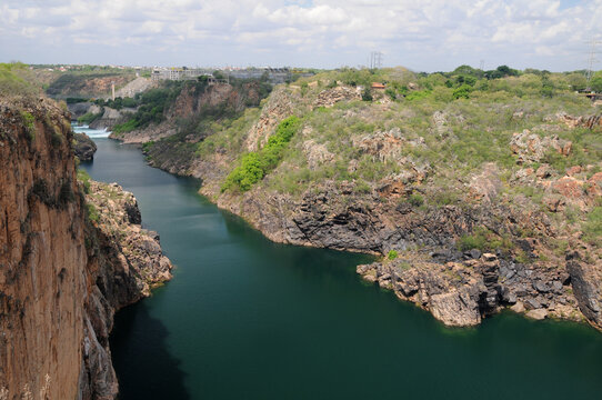 Vale do rio S&atilde;o Francisco na divisa entre Alagoas e Bahia ap&oacute;s a usina de Paulo Afonso, Brasil