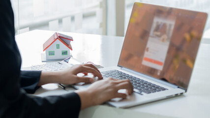 Fototapeta premium Real estate tycoons work on the terms of the home purchase contract and the documentary to legally enter into the contract. Ideas for selling homes and home insurance or renting in the office.