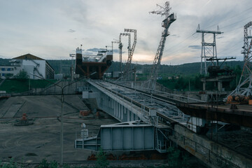 Naklejka premium View of the ship lift against the backdrop of the sunset sky. Industrial background.