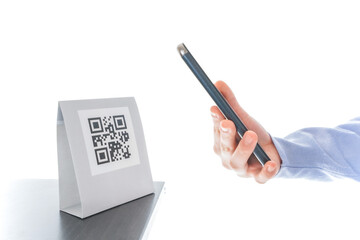 キャッシュレス決済をする若い女性