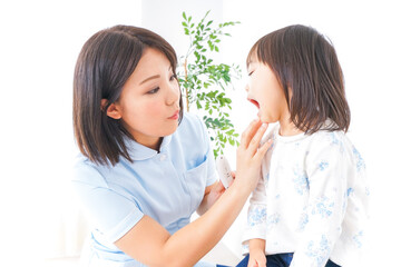 歯科治療を受ける子供