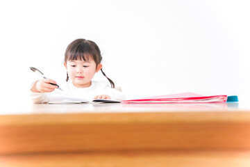 ひとりで勉強をする子ども