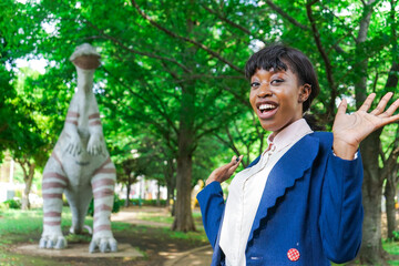 恐竜に驚く黒人女性