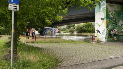 Hochwasser unter der Konrad-Adenauer Brücke