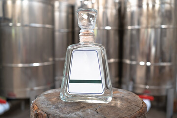 La botella de tequila se está exhibiendo en la Fabrica de tequila.