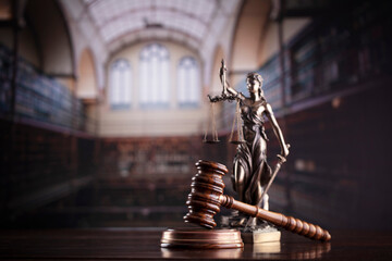 Law theme. Themis statue and judge gavel in the law faculty library. - obrazy, fototapety, plakaty