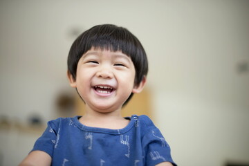 Happy smiling child looking at camera : close up