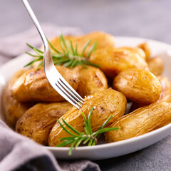 roasted potatoes withf resh rosemary